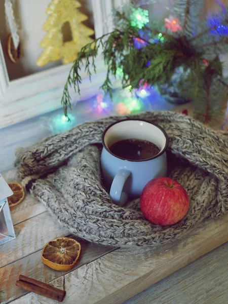 Büyük Bir Fincan Kahve Bir Elma Noel Dekorlu Ahşap Bir — Stok fotoğraf