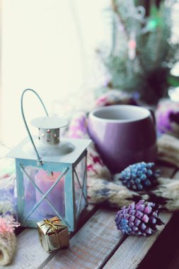 Pencere arka planda kahve fincanı, sıcak eşarp, Yılbaşı dekoru, kış mevsimlik tatilleri, Noel, ev konforu konsepti