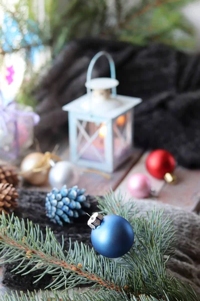 Karácsonyi Dekoráció Lucfenyő Labdák Gyapjú Kockás Lámpa Egy Égő Gyertyát — Stock Fotó