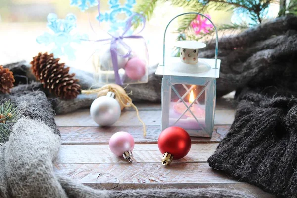 クリスマスの装飾 スプルースブランチ ボール ウールのチェック柄 窓の背景に燃えるろうそくを持つランタン 季節の冬のお祝い — ストック写真