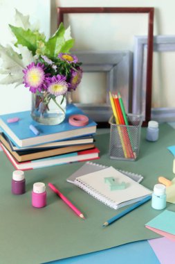Kitaplar, çiçekler, elma, kırtasiye, çerçeveler ve renkli kağıt masada, eğitim, okula geri, yaz, sonbahar