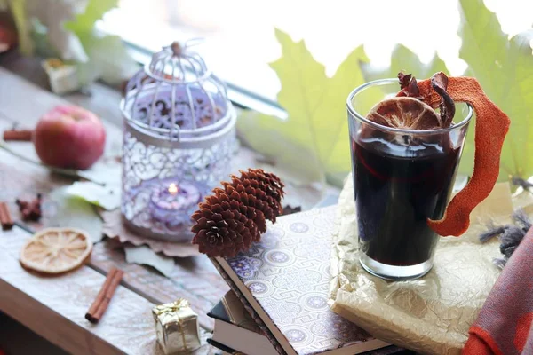 Copo Com Vinho Quente Folhas Outono Frutas Legumes Sazonais Decoração — Fotografia de Stock