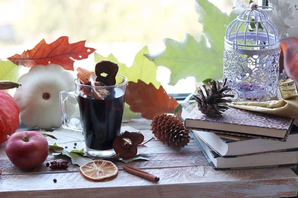 Tasse Mit Glühwein Herbstblättern Obst Und Gemüse Der Saison Dekor — Stockfoto
