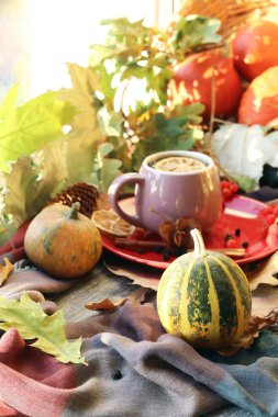 Bir fincan sıcak içecek, böğürtlen, balkabağı, baharat, eşarp, arka planda sonbahar yaprakları, ev konforu, sağlıklı yiyecek, nezle için çay.