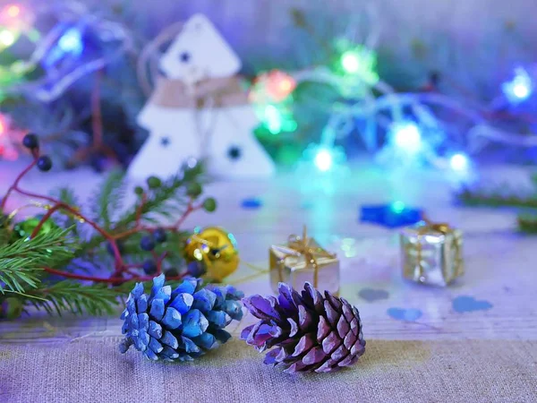 Karácsonyi Dekoráció Lucfenyő Ágak Megvilágítás Téli Szezon Nyaralás Háttér — Stock Fotó