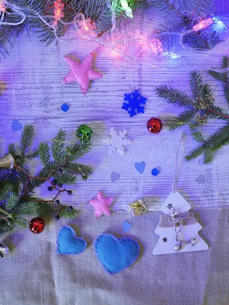 Par Corazones Fieltro Fondo Ramas Abeto Iluminación Decoración Festiva Día — Foto de Stock