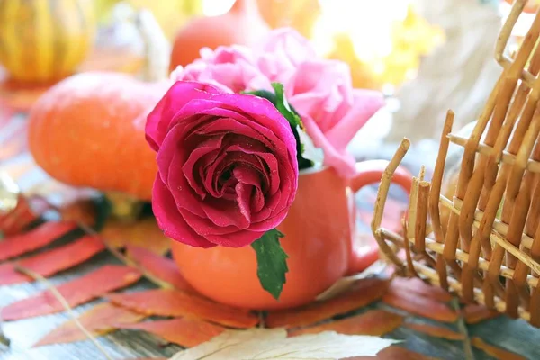 Herbstkomposition Aus Kürbissen Frischen Rosen Einer Tasse Blättern Auf Der — Stockfoto