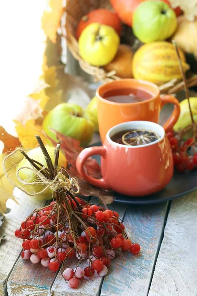 Twee Kopjes Thee Fruit Bessen Bladeren Een Houten Tafel Een — Stockfoto