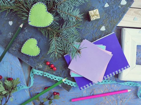 Harten Sparren Takken Feestelijk Decor Potlood Papier Een Houten Tafel — Stockfoto