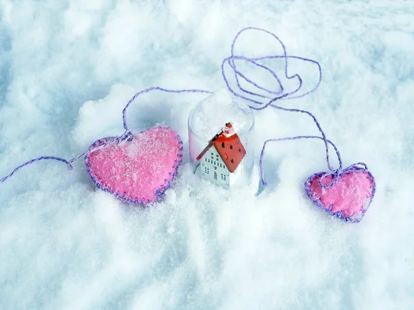 Kırmızı Çatılı Küçük Beyaz Bir Oyuncak Karda Pembe Keçeli Kalpler — Stok fotoğraf
