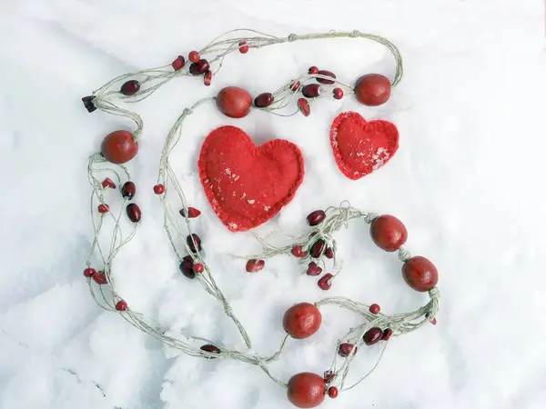 在情人节那天 二月里 红色的木制珠子 在雪地上感觉到的心 顶部的景色 祝贺的概念 — 图库照片