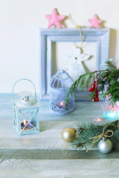在一张木制桌子上的圣诞舞会上 云杉枝条 装饰灯 装饰室内装饰 — 图库照片