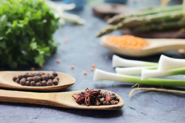 Baharatlı otlar, kuşkonmaz, mutfak masasında organik ürünlerden ev yapımı sağlıklı yemekler hazırlamak için baharatlar.