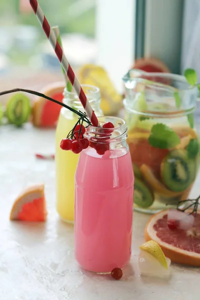 Bevanda Rinfrescante Cocktail Naturale Frutta Bacche Biologiche Menta Bottiglie Vetro — Foto Stock