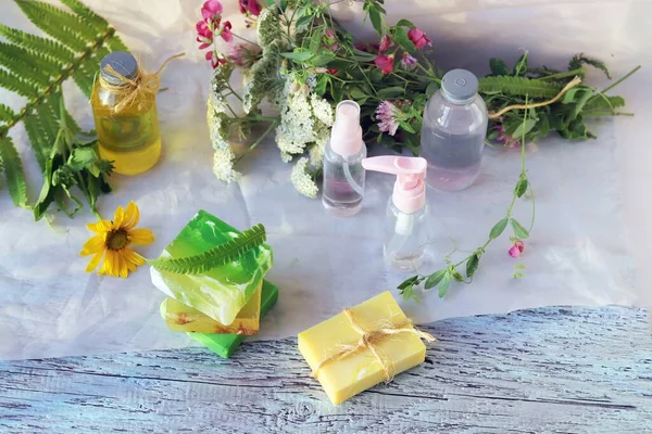 Seife Kräuter Spray Und Flaschen Mit Aromatischem Auf Der Holzfensterbank — Stockfoto