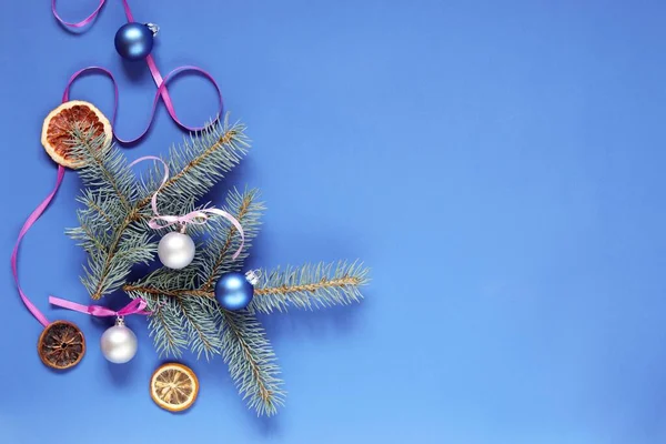 Vrolijk Kerstfeest Heldere Blauwe Achtergrond Met Kerstdecor Sparren Takken Ruimte — Stockfoto