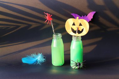 Mutlu Cadılar Bayramı, yeşil kokteyl şişeleri, parlak bir arka planda mistik dekor, tatil için iç mekan.