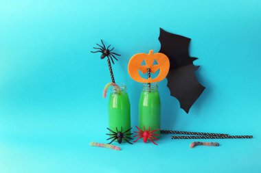 Mutlu Cadılar Bayramı, yeşil kokteyl şişeleri, parlak bir arka planda mistik dekor, tatil için iç mekan.