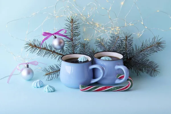 Feliz Navidad Dos Tazas Café Merengues Decoración Festiva Iluminación Fondo — Foto de Stock