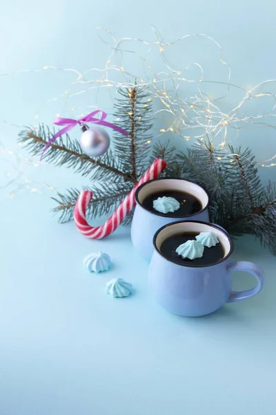 Feliz Navidad Dos Tazas Café Merengues Decoración Festiva Iluminación Fondo — Foto de Stock