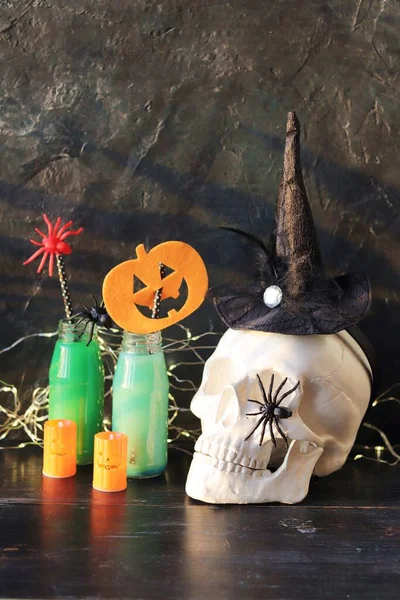 Halloween Komposition Eines Totenkopfes Spielzeugspinnen Flaschen Mit Grünem Cocktail Illumination — Stockfoto