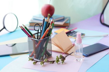 Okul kırtasiyesi, tablet, masanın üstünde telefon, evde eğitim konsepti, kısmen çocuk odası, okula dönüş.