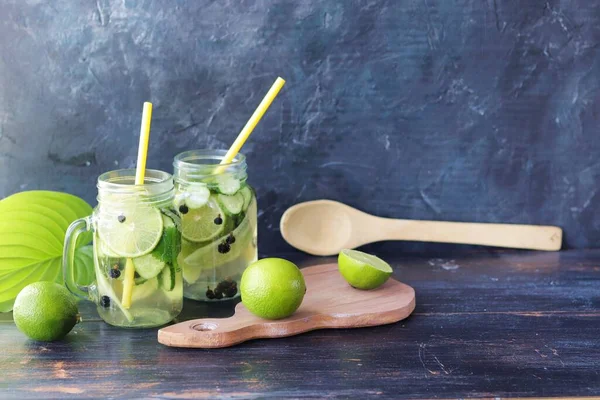 Soğuk limon, salatalık ve nane şekeri ahşap bir masada, detoks suyu, ev yapımı, sağlıklı yiyecekler.