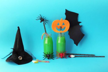 Mutlu Cadılar Bayramı, yeşil kokteyl şişeleri, cadı şapkası, parlak bir arka planda mistik dekor, tatil için ev.