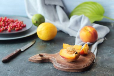 Adım adım taze organik meyvelerden soğuk vitamin içeceği, sağlıklı yaşam tarzı, ev yemekleri.