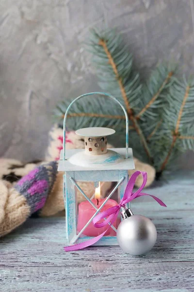 Feliz Natal Lanterna Decorativa Com Uma Vela Ardente Decoração Festiva — Fotografia de Stock