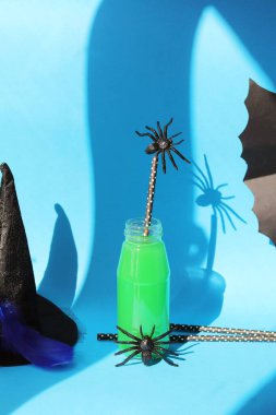 Mutlu Cadılar Bayramı, yeşil kokteylli şişeler, mistik dekor, tatil için ev.