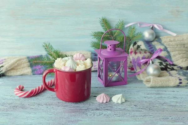 Рождеством Христовым Чашка Кофе Безе Карамелью Фонарь Горящей Свечой Елки — стоковое фото