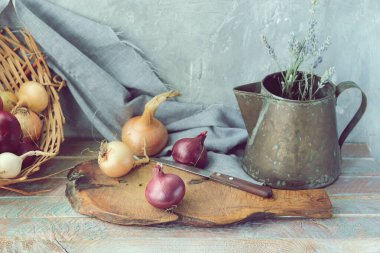 Tahta bir masada taze soğan, sağlıklı yemek, ev yemeği, doğal organik ürün hazırlamak için.