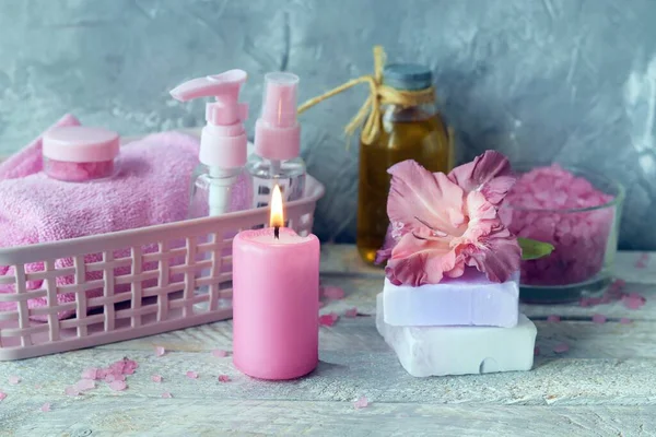 Spa, sabun, yanan mum, çiçek, havlu ve sprey ile ahşap masa, temizlik ve hijyen konsepti, doğal ev kozmetiği, sağlıklı yaşam tarzı