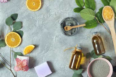 Spa, mavi kil, aromatik yağ, masada portakal, üst görünüm, temizlik ve hijyen konsepti, maske, fırça, doğal ev makyaj malzemeleri, sağlıklı yaşam tarzı.