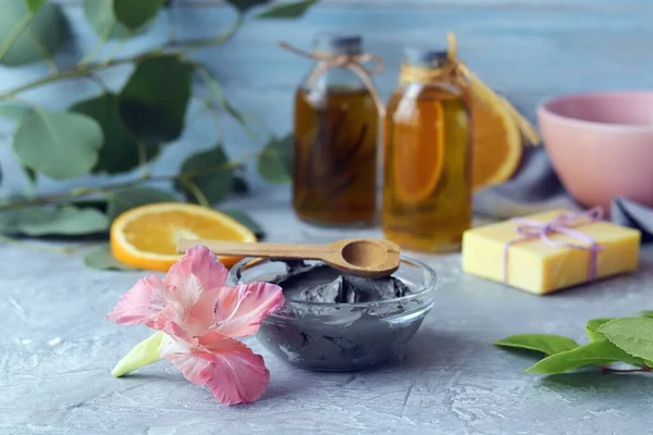 Spa, mavi kil, aromatik yağ, masada portakal, temizlik ve hijyen konsepti, maske, fırça, doğal ev makyaj malzemeleri, sağlıklı yaşam tarzı.