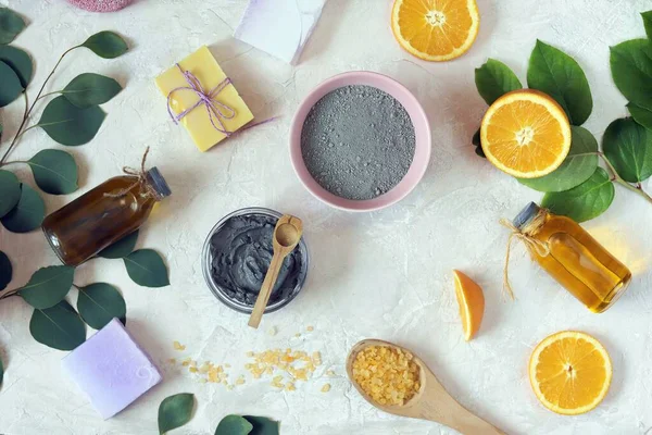 Spa, mavi kil, aromatik yağ, masada portakal, üst görünüm, temizlik ve hijyen konsepti, maske, fırça, doğal ev makyaj malzemeleri, sağlıklı yaşam tarzı.