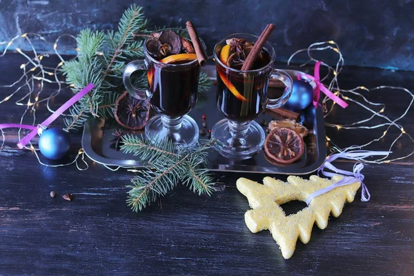 God Jul Koppar Med Glögg Kryddor Nyårsinredning Gran Grenar Belysning — Stockfoto