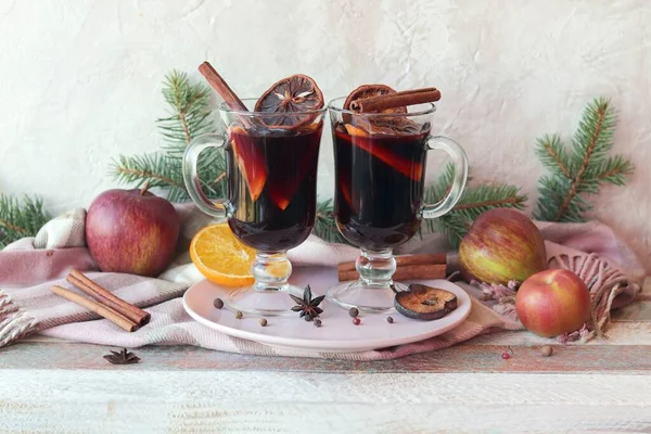 Vrolijk Kerstfeest Bekers Met Glühwein Kruiden Warme Sjaal Sparren Takken — Stockfoto