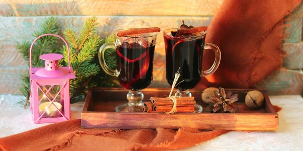 Καλά Χριστούγεννα Φλυτζάνια Ζεστό Κρασί Μπαχαρικά Ένα Ξύλινο Δίσκο Κλαδιά — Φωτογραφία Αρχείου