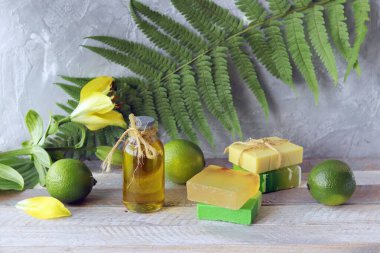 Doğal sabun, limon, aromatik yağ ahşap bir masa, spa, vücut bakımı için ev makyajı, sağlıklı yaşam tarzı için.