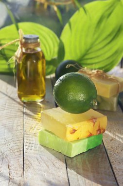 Doğal sabun, limon, aromatik yağ ahşap bir masa, spa, vücut bakımı için ev makyajı, sağlıklı yaşam tarzı için.