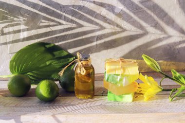 Doğal sabun, limon, aromatik yağ ahşap bir masa, spa, vücut bakımı için ev makyajı, sağlıklı yaşam tarzı için.