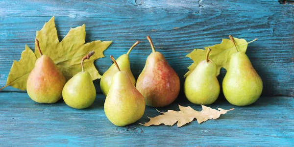 Peras Frescas Folhas Outono Uma Mesa Madeira Frutas Orgânicas Colheita — Fotografia de Stock