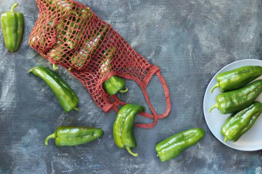 Capsicums kırmızı ve yeşil ekolojik ambalajlar pazardan, masadan getirilen, üst görünüm, düz ley, sağlıklı mevsimsel gıda konsepti, ev yemeği