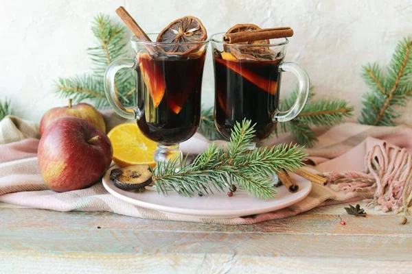 Vrolijk Kerstfeest Bekers Met Glühwein Kruiden Fruit Warme Sjaal Dennentakken — Stockfoto