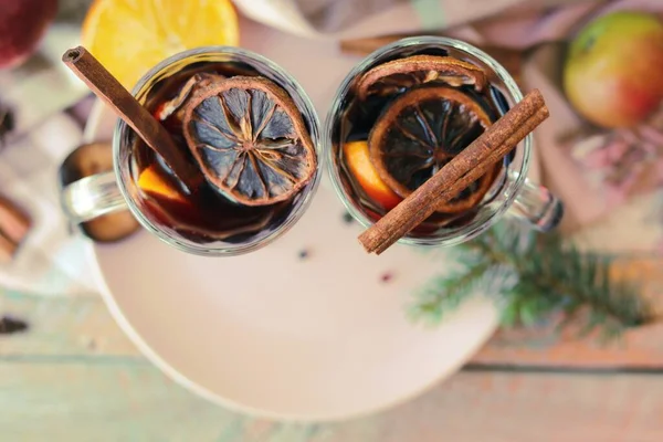 メリークリスマス ホットワインとカップ スパイス フルーツ 暖かいスカーフ モミの木のテーブルの上に枝 ホーム快適コンセプト 季節の冬の休日 — ストック写真