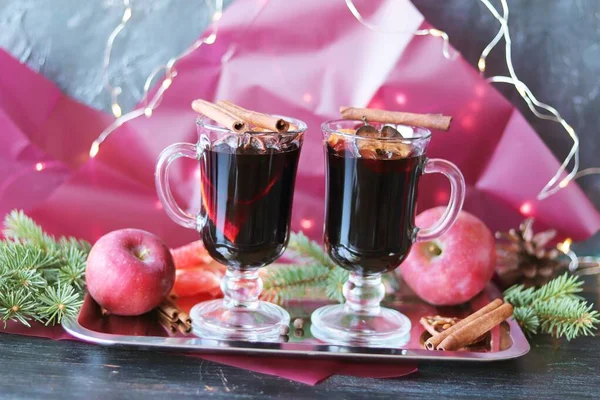 メリークリスマス ホットワインとカップ スパイス フルーツ 暗い木製のテーブルにモミの枝 家庭の快適さのコンセプト 季節の冬の休日 — ストック写真