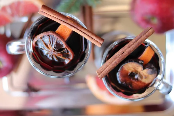 Καλά Χριστούγεννα Φλυτζάνια Ζεστό Κρασί Μπαχαρικά Φρούτα Κλαδιά Ελάτης Ένα — Φωτογραφία Αρχείου