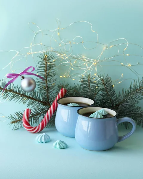 Par Tazas Con Café Con Merengues Decoración Navideña Iluminación Sobre — Foto de Stock